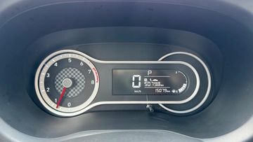 Cụm đồng hồ dạng cơ truyền thống sau tay lái nay đã được nâng cấp lên thành dạng cơ kết hợp màn hình điện tử với thiết kế bất đối xứng