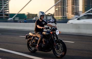 Bonneville T120 với 2 chế độ lái: Đường mưa và đường phố