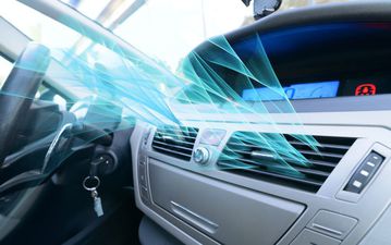 Khi khởi động xe, các hệ thống điện khác (bao gồm cả điều hòa) sẽ tự động ngắt để tập trung cho động cơ