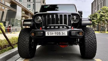 Jeep Gladiator 2024 nổi bật với bộ lưới tản nhiệt đặc trưng