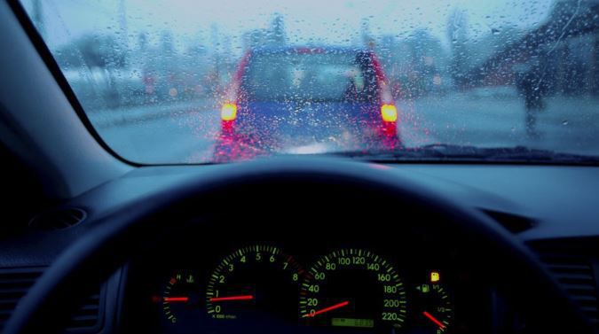 Nguyên tắc cần nắm khi lái xe ô tô dưới trời mưa bão
