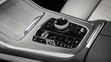 Cần số trên X7 LCI 2024 được BMW chuyển sang dạng lẫy điện tử, cho ấn tượng gọn gàng và tối giản.
