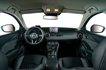 Khoang lái Mazda CX-3 bố trí nghiên về phía người lái
