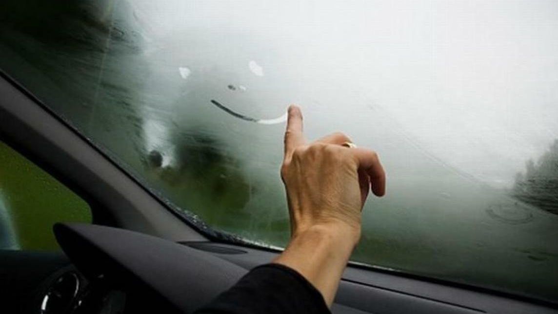 Mờ kính, nhòe gương khi lái xe trong trời mưa là một trong những thử thách khó khăn của người lái xe. Vậy mà giờ đây, không cần phải lo lắng nữa với sản phẩm chống sương mù chuyên nghiệp. Hãy xem hình ảnh để biết thêm về những giải pháp hiệu quả cho vấn đề này.