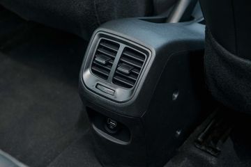 Cửa gió hàng ghế sau cho khả năng làm mát nhanh, tích hợp thêm 1 cổng sạc phía dưới