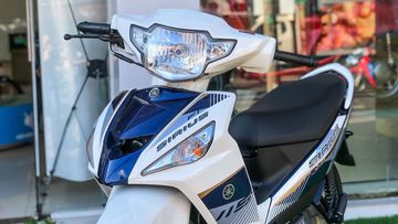 Sirius FI có cụm đèn xi-nhan bố trí xuống mặt nạ trước