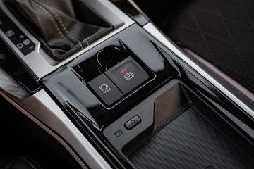 Phanh tay điện tử duy nhất trong phân khúc với chế độ giữ phanh tự động Hold trên Veloz