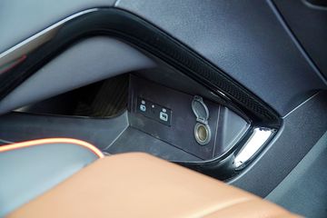 BYD Sealion 6 cũng sở hữu đa dạng cổng sạc cho cả 2 hàng ghế