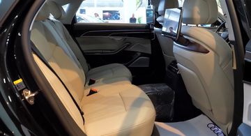 Hàng ghế sau trên Audi A8L Plus có bệ điều khiển trung tâm được tích hợp trong lưng ghế giữa