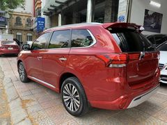 Trụ B và C của Outlander 2023 được sơn đen giúp tăng tính liền lạc cho khu vực khung kính