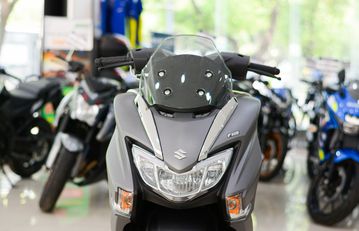 Đầu xe Suzuki Burgman 2023 sở hữu thiết kế góc cạnh, tô điểm bằng dải chrome sáng bóng 