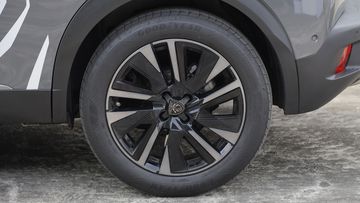 Phiên bản GT có la-zăng hợp kim 18 inch, lấy cảm hứng thiết kế từ các mái hiên gỗ xếp đều tại vùng Evissa Pháp