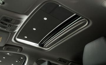 Phiên bản cao cấp sở hữu cửa sổ trời loại thường trong khi bản tiêu chuẩn thì không