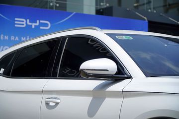 Gương chiếu hậu BYD Sealion 6 2025 cũng có thiết kế bầu bĩnh, hài hòa với thiết kế chung