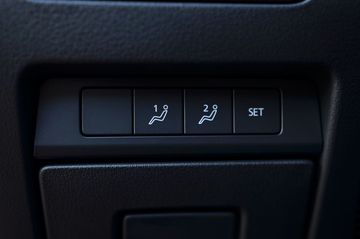 Ghế lái trên hai bản Luxury và Premium được trang bị tính năng chỉnh điện tích hợp bộ nhớ 2 vị trí hiện đại