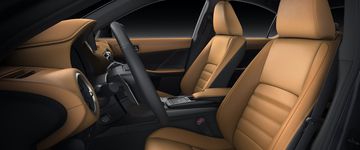 Ghế ngồi được bọc da cao cấp và êm ái của Lexus IS300h 2024