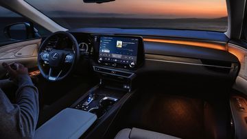 Lexus RX 2023 được trang bị hệ thống chiếu sáng nội thất sang trọng với 14 chủ đề màu sắc ấn tượng