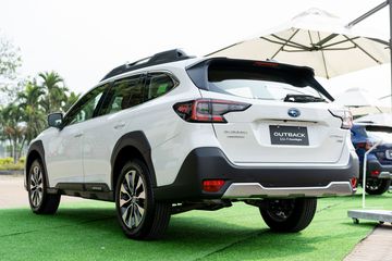 Cụm đuôi xe trên Outback gần như không có sự thay đổi