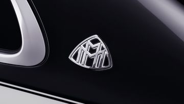 Phần logo MayBach hiện diện bề thế ở trục C, thể hiện đẳng cấp của một chiếc xe sang hơn 8 tỷ đồng