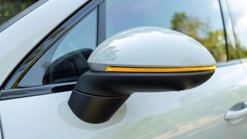 Gương chiếu hậu Porsche Cayenne 2024 có thiết kế thể thao và đầy đủ các tính năng quan trọng