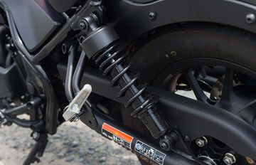 Phuộc sau có thể tùy chỉnh độ cứng của lò xo