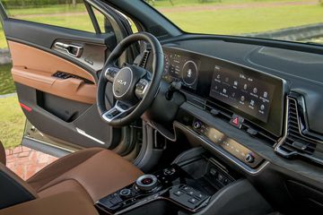 Nổi bật tại khu vực trung tâm là sự xuất hiện của cụm màn hình cong Panoramic Dashboard Display