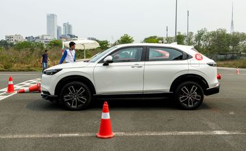 Thân xe Honda HR-V 2025 vẫn sở hữu đường gân dập nổi chạy dọc từ đèn pha và kéo dài đến cụm đèn hậu