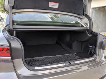 Dung tích khoang hành lý Lexus LS 2023 lại không quá lớn nhưng đủ cho 2 bộ gậy Golf