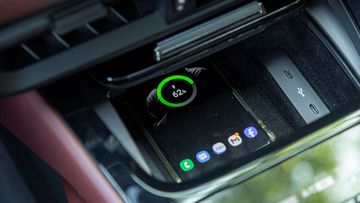 Cổng sạc trên Porsche Cayenne 2024 khá đa dạng với sạc không dây với công suất đến 15W