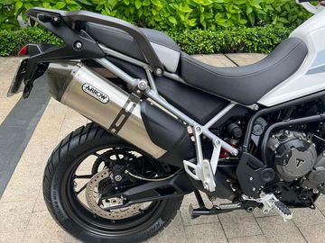 Phuộc sau có thể điều chỉnh tải trước với 4 mức và 9 mức điều chỉnh giảm xóc