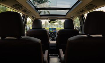 Cửa sổ trời toàn cảnh trên bản HEV