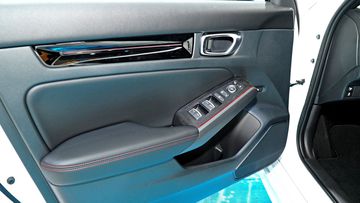 Honda Civic 2025 cũng đậm chất thực dụng với các hốc để đồ cỡ lớn