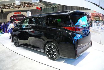 Thân xe Toyota Alphard 2025 cũng phá cách hơn, năng động hơn với các thiết kế cá tính