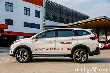 Thân xe Toyota Rush 2021 nối tiếp chất cơ bắp với các hốc bánh được thiết kế kiểu thân rộng. 