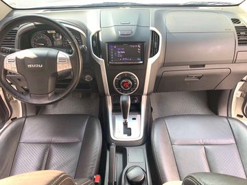 Nội thất trên Isuzu MU-X sau 1 khoảng thời gian sử dụng