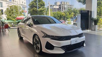 KIA K5 có thiết kế mạnh mẽ, đậm chất thể thao