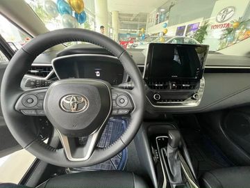 Toyota Altis 2023 được trang bị tay lái bọc da 3 chấu trên tất cả phiên bản