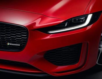 Không chỉ đậm chất thể thao, thiết kế đầu xe Jaguar XE 2024 còn toát lên vẻ thanh lịch nhờ cụm đèn trước dạng LED có tạo hình độc đáo