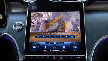 Phiên bản GLC 300 4MATIC được nâng cấp công nghệ “Nắp capo trong suốt” (Transparent Bonet)