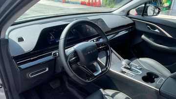 Vô lăng của Omoda C5 có thiết kế đáy phẳng D-cut thể thao với các chấu sơn bạc.