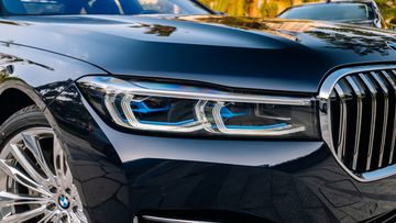 BMW 7 Series 2023 trang bị đèn pha BMW Laserlight hiện đại