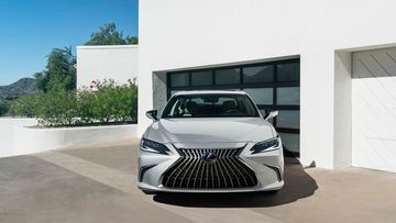 Ở phần đầu xe, lưới tản nhiệt hình con suốt cỡ lớn đặc trưng của Lexus vẫn là chi tiết thu hút nhiều sự chú ý.