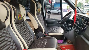 Hàng ghế trước được thiết kế khá tỉ mỉ, ôm sát người