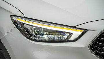 Cụm đèn pha LED dạng bi cầu sắc sảo, có thể điều chỉnh độ cao và hỗ trợ tự động bật tắt (bản LUX+)