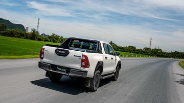danhgiaxe.com-toyota-hilux-2020-viet-nam-31-112122 (1).jpg