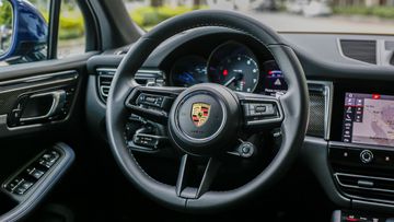 Vô-lăng đẹp mắt được bọc da cao cấp chính là thứ lôi cuống hàng triệu fan của xe thể thao cùng với biểu tượng Porsche đầy kiêu hãnh