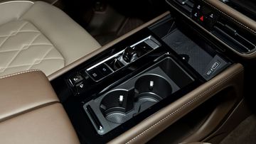 Volkswagen Viloran 2024 cũng thiết kế những vị tr&iacute; để đồ rất tiện dụng