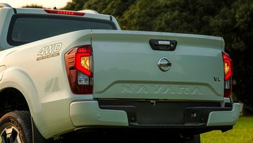 Đuôi xe Nissan Navara 2024 vẫn có thiết kế đơn giản nhưng nổi bật với dòng chữ Navara dập chìm