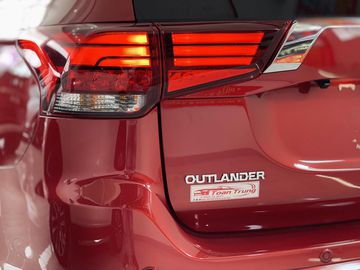 Mitsubishi Outlander 2023 sở hữu cụm đèn hậu dạng LED