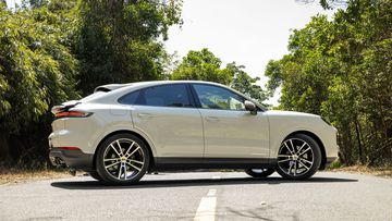 Cửa sổ Porsche Cayenne 2024 giữ nguyên thiết kế và có thể lựa chọn viền chrome hoặc sơn đen bóng